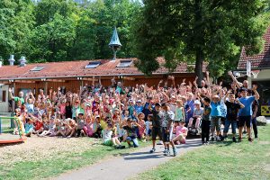 "Wir kommen in die Zeitung!" Den Kindern der ersten Freizeit 2018 des Ferienwaldheim Lindental war dieses Fotoshooting ein Vergnügen!