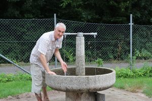 Ferienwaldheimleiter Guido Dieringer überprüft den Brunnen