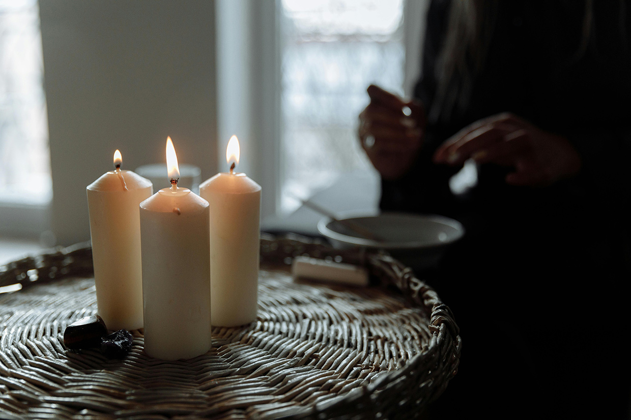 Kerzen und Heilung - Foto © https://www.pexels.com/de-de/foto/holz-person-liebe-love-6957386/