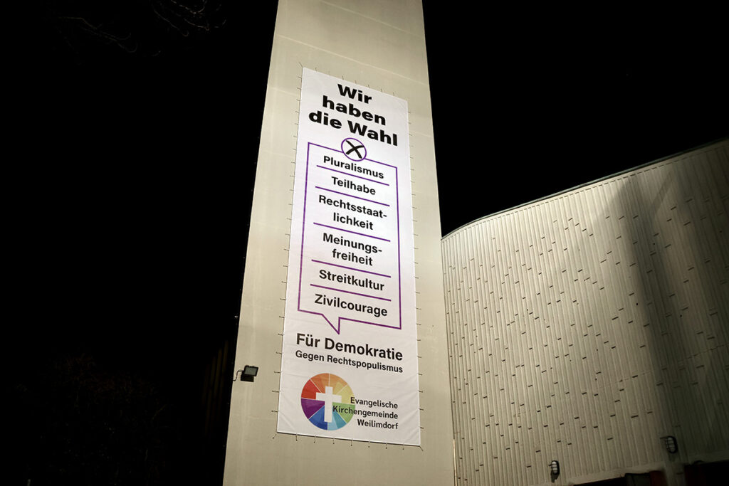 Demokratie Banner Aktion Stephanuskirche Weilimdorf, Foto GOEDE