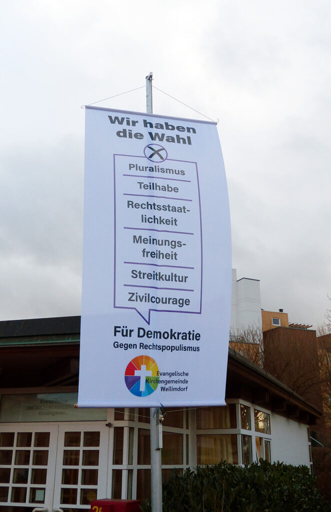 Demokratie Banner im Dietrich-Bonhoeffer-Gemeindezentrum