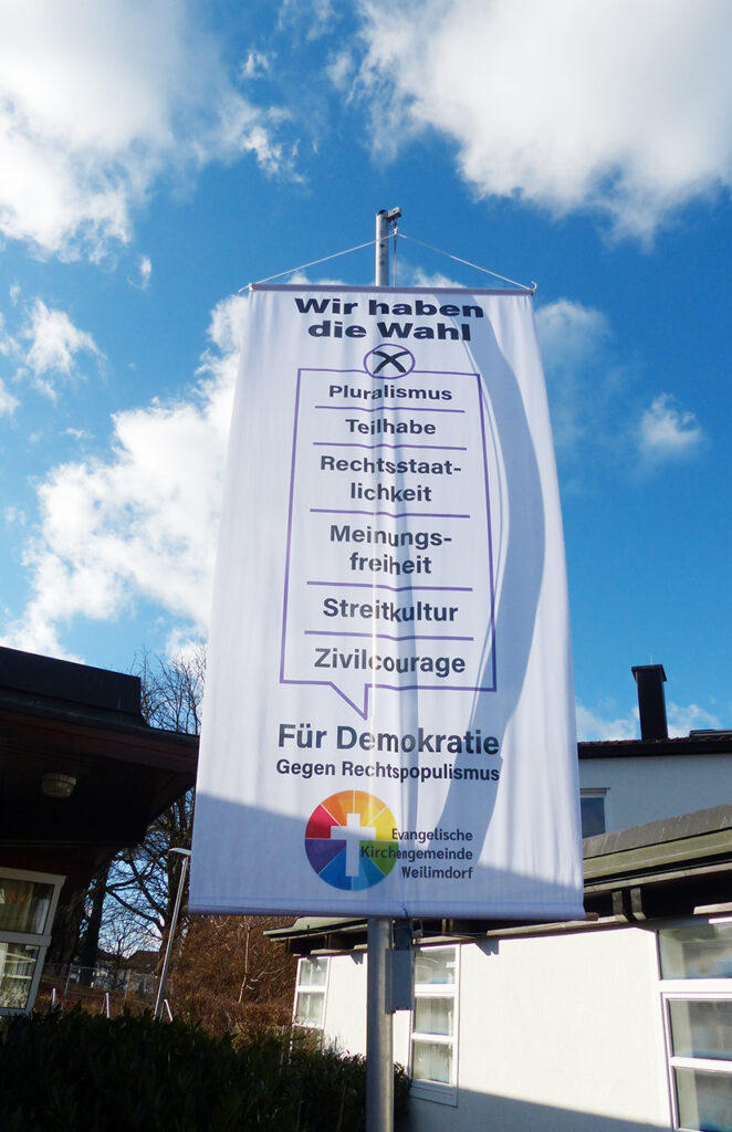 Demokratie Banner im Dietrich-Bonhoeffer-Gemeindezentrum