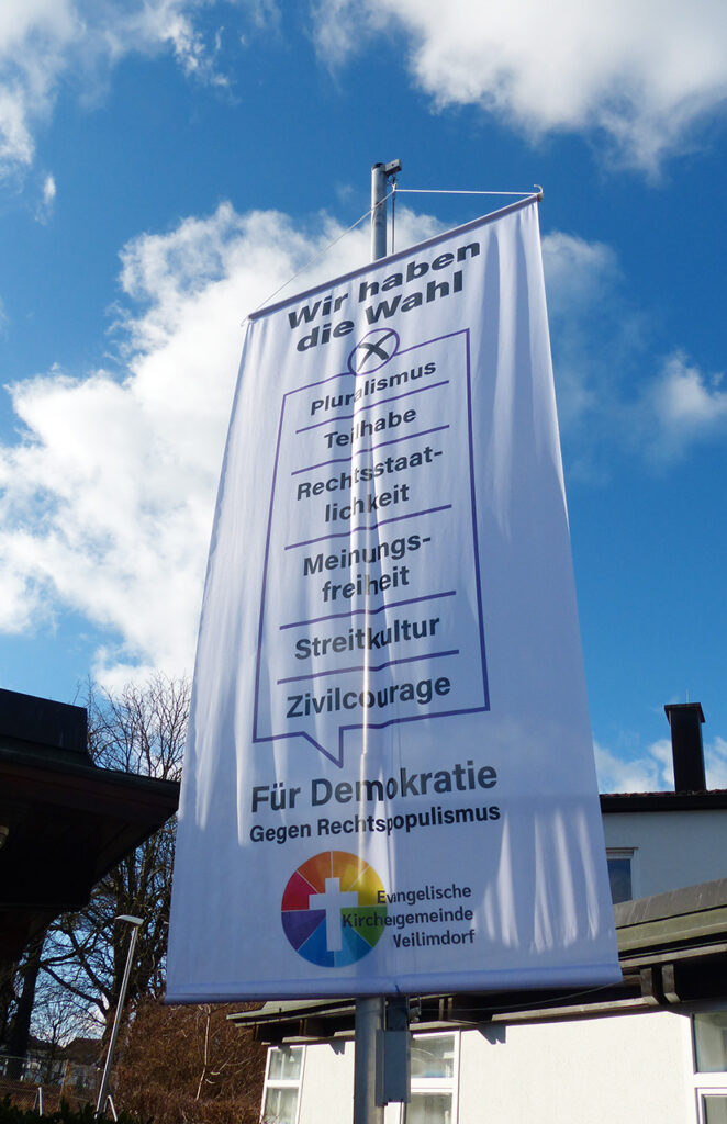 Demokratie Banner im Dietrich-Bonhoeffer-Gemeindezentrum